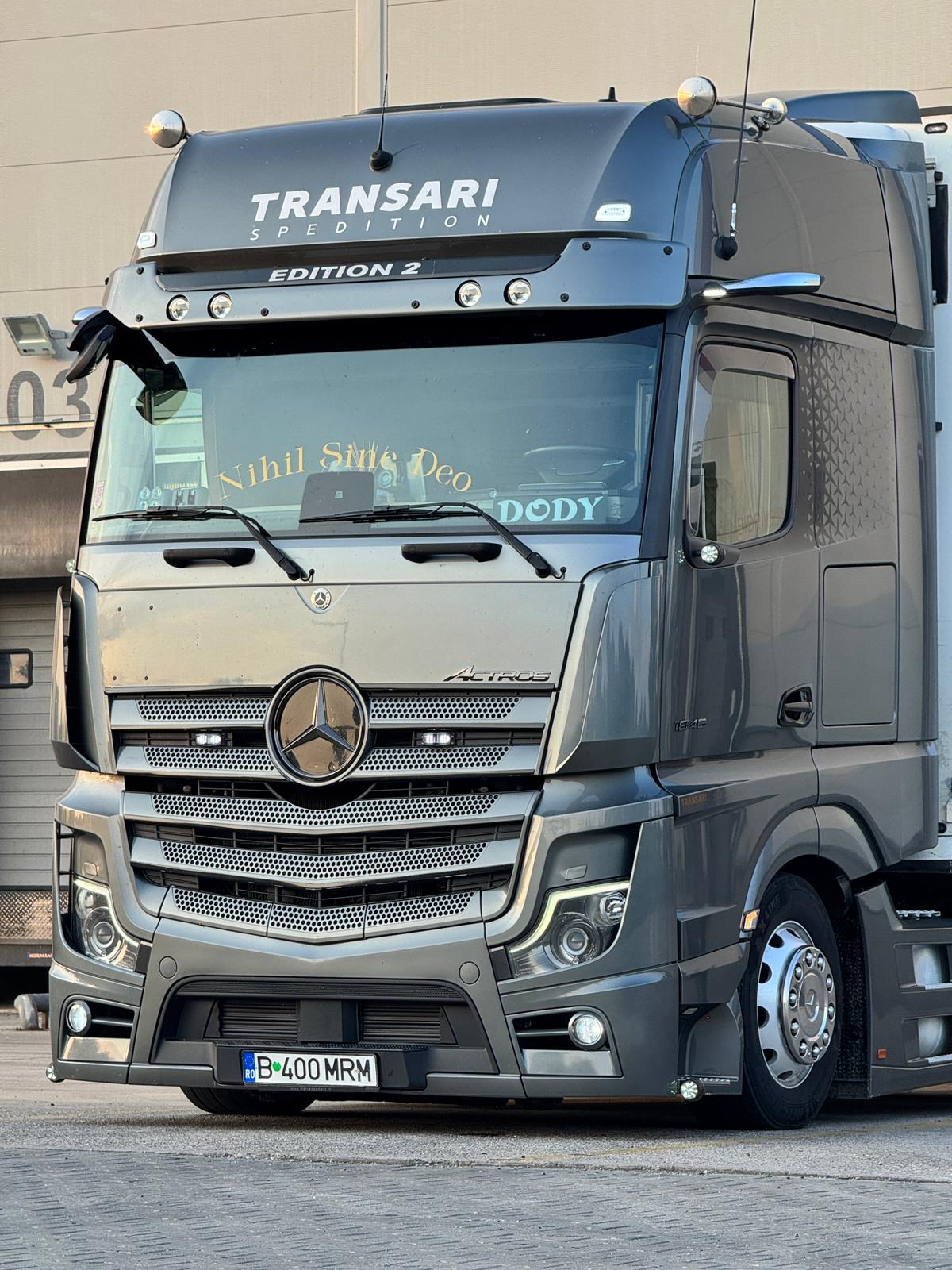 Top 10 stickere și autocolante pentru camioane care atrag toate privirile pe drum